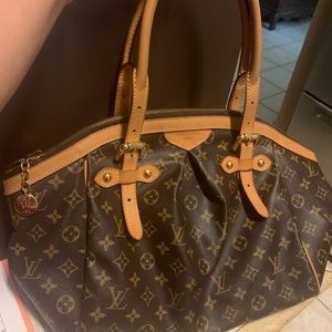 LV hand purse excellent condition (like new)